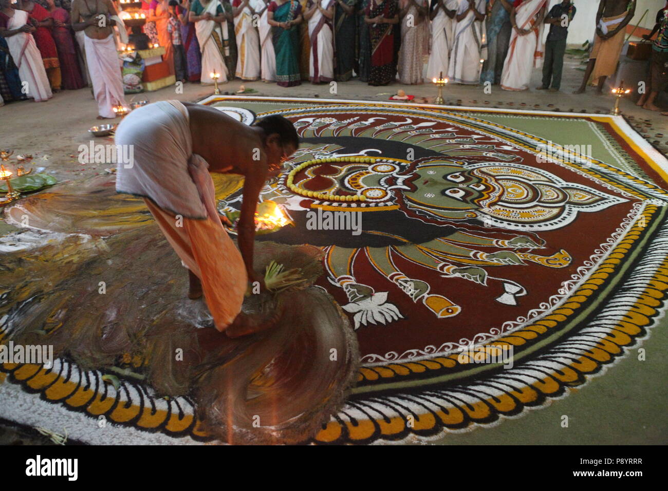Mudiyettu est la forme d'art rituel du Kerala,c'est l'histoire mythologique de la guerre entre la déesse bhadra kaali démon Darika,et bien sur le mal Banque D'Images