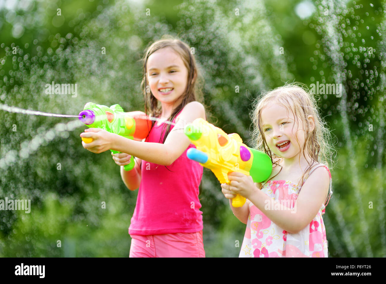 Adorable Petite Filles Jouant Avec Les Pistolets à Eau Sur