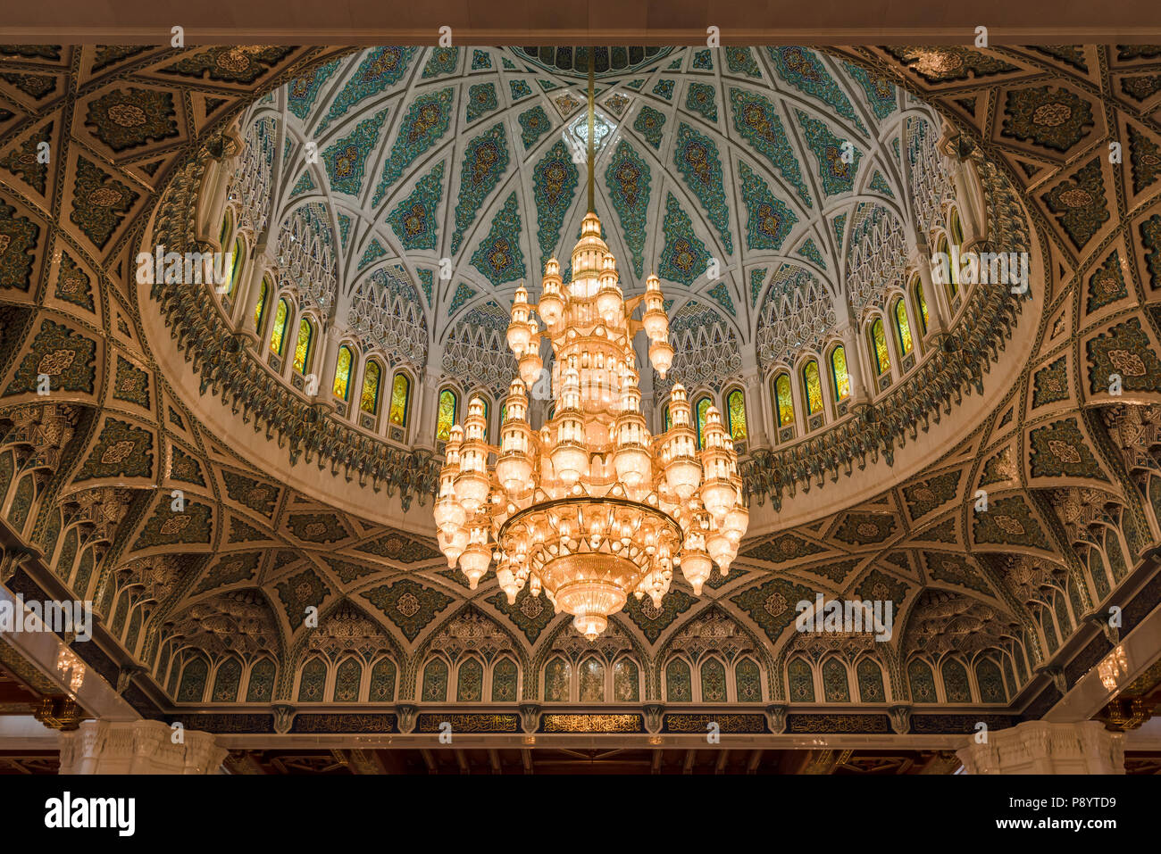 Lustre suspendu à dôme de Sultan Qaboos Grand Mosque in Muscat, Oman. La lumière est 14m de haut et était autrefois le plus grand du monde Banque D'Images
