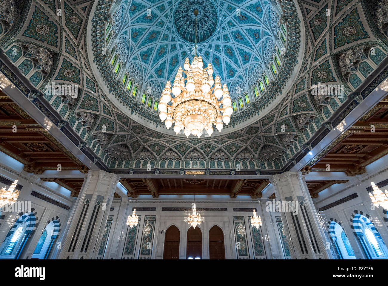 Intérieur de la salle de prière du Sultan Qaboos Grand Mosque in Muscat, Oman. Lustre est 14m de haut et était autrefois le plus grand du monde Banque D'Images