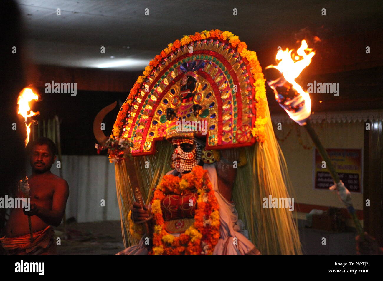 Mudiyettu est la forme d'art rituel du Kerala,c'est l'histoire mythologique de la guerre entre la déesse bhadra kaali démon Darika,et bien sur le mal Banque D'Images