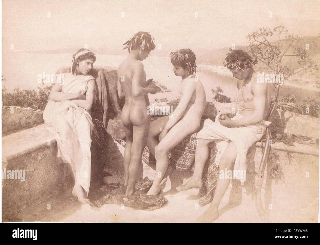 307 Wilhelm Von Gloeden, (1856-1931) - n. 0241 - Les musiciens,1897 Tampon encré Gloeden au dos et date 1897 Banque D'Images