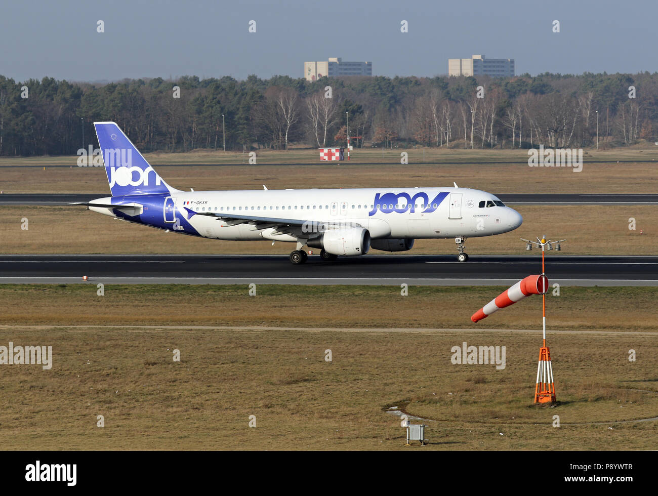 Berlin, Allemagne, l'Airbus A320 de la compagnie aérienne Joon sur la piste de l'aéroport Berlin-Tegel Banque D'Images