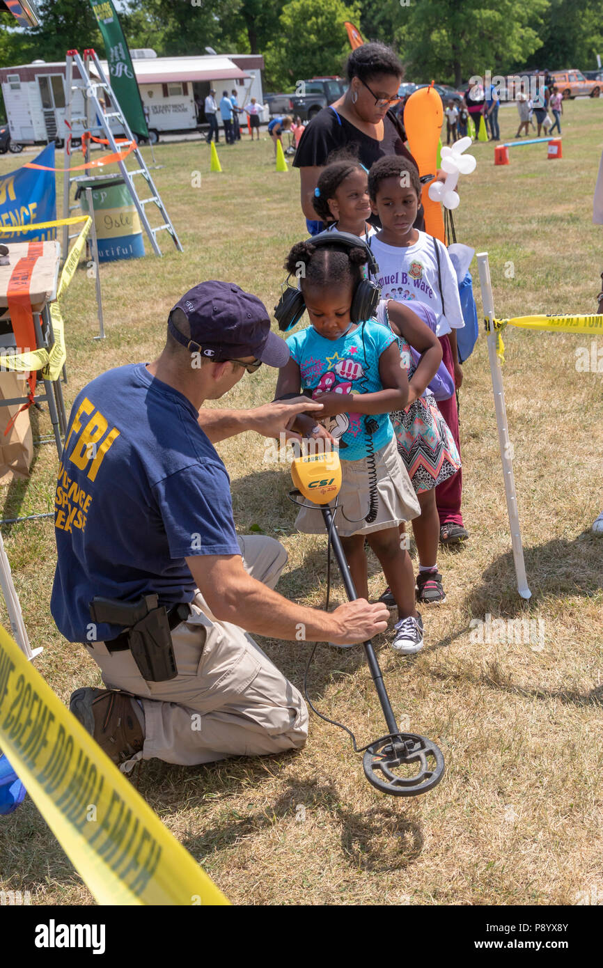 Detroit, Michigan - agents du FBI a montré aux enfants comment utiliser l'équipement de détection de métal que le FBI utilise sur les lieux de crimes. Les enfants d'une recherche pour pièces Banque D'Images