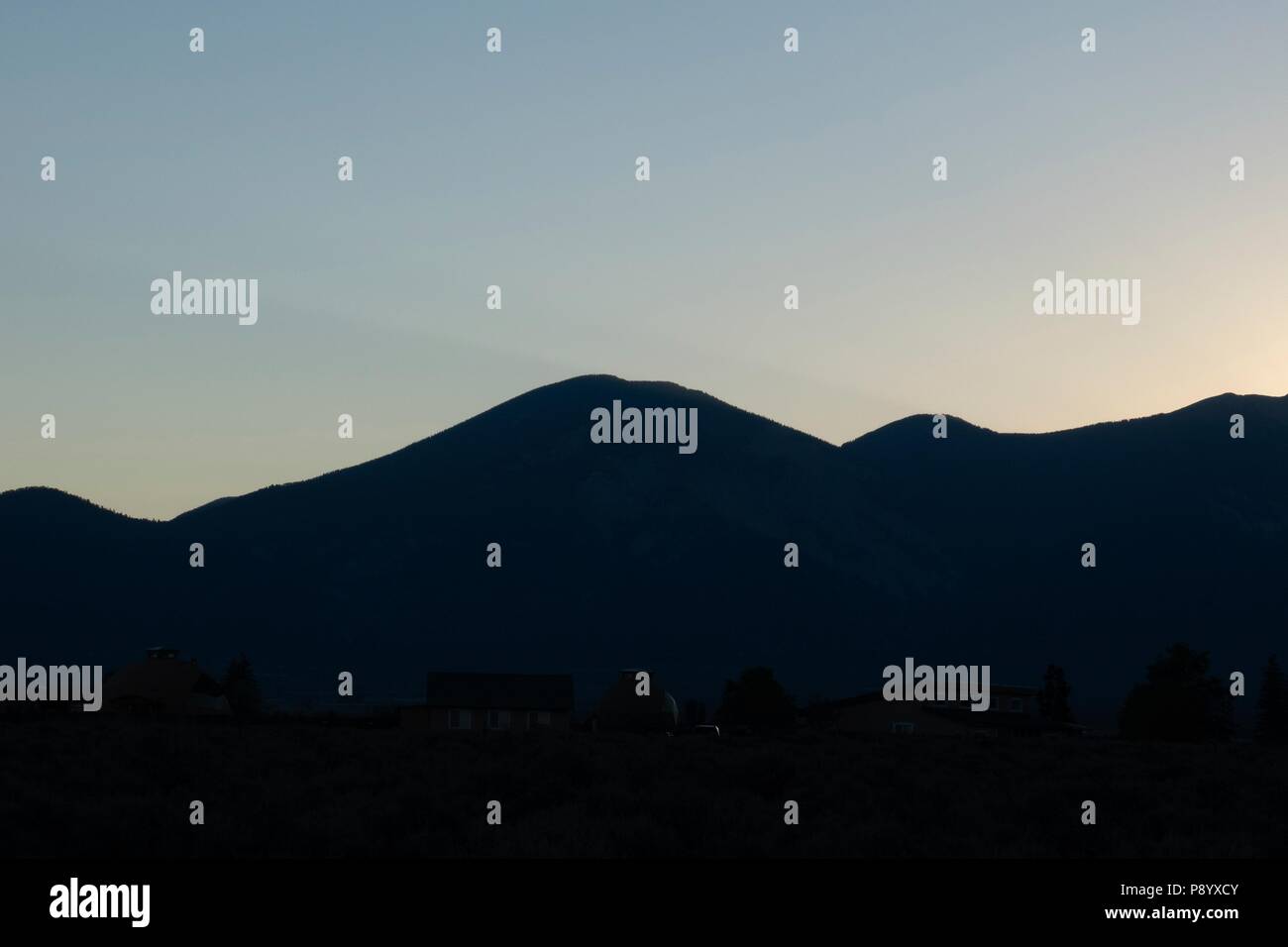 Aube sur Taos Mountain dans la chaîne de montagnes Sangre de Cristo à Taos au Nouveau-Mexique Banque D'Images