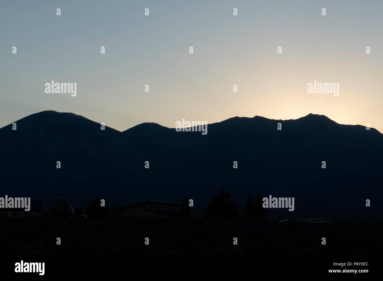 Aube sur Taos Mountain dans la chaîne de montagnes Sangre de Cristo à Taos au Nouveau-Mexique Banque D'Images