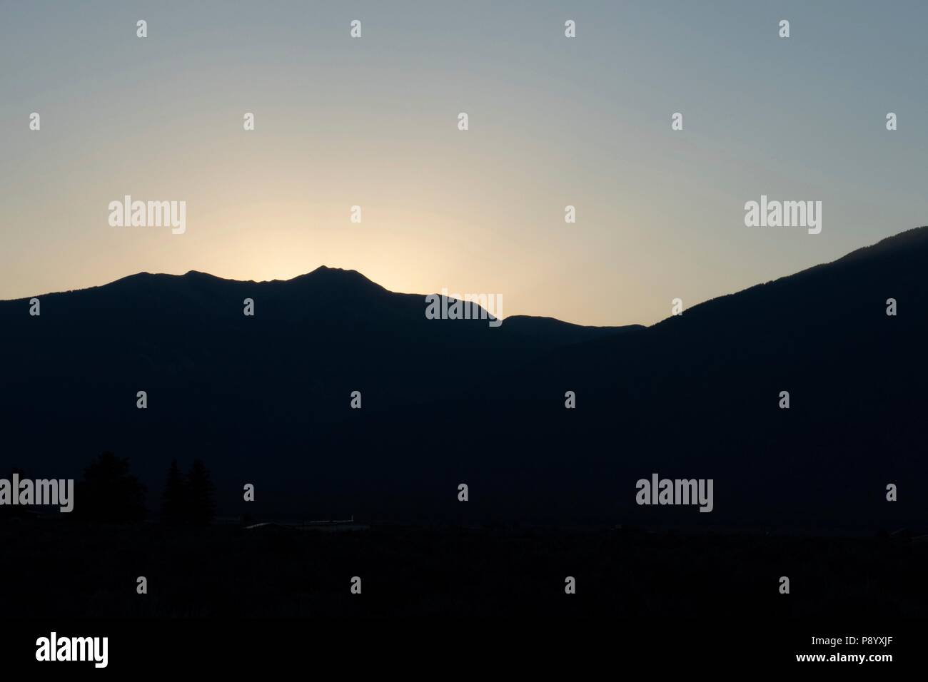 Aube sur Taos Mountain dans la chaîne de montagnes Sangre de Cristo à Taos au Nouveau-Mexique Banque D'Images