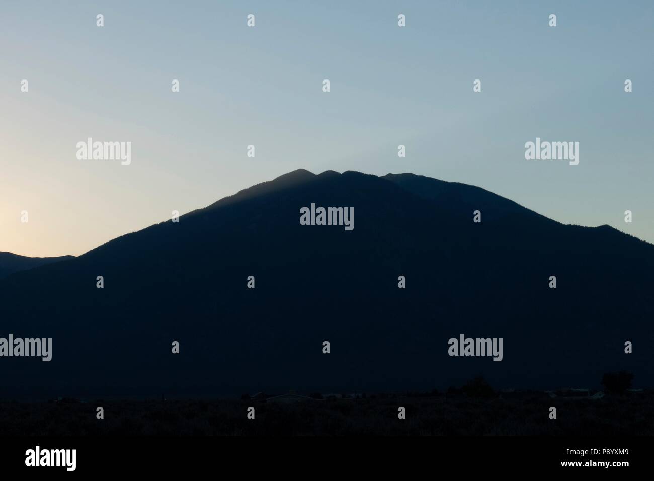 Aube sur Taos Mountain dans la chaîne de montagnes Sangre de Cristo à Taos au Nouveau-Mexique Banque D'Images