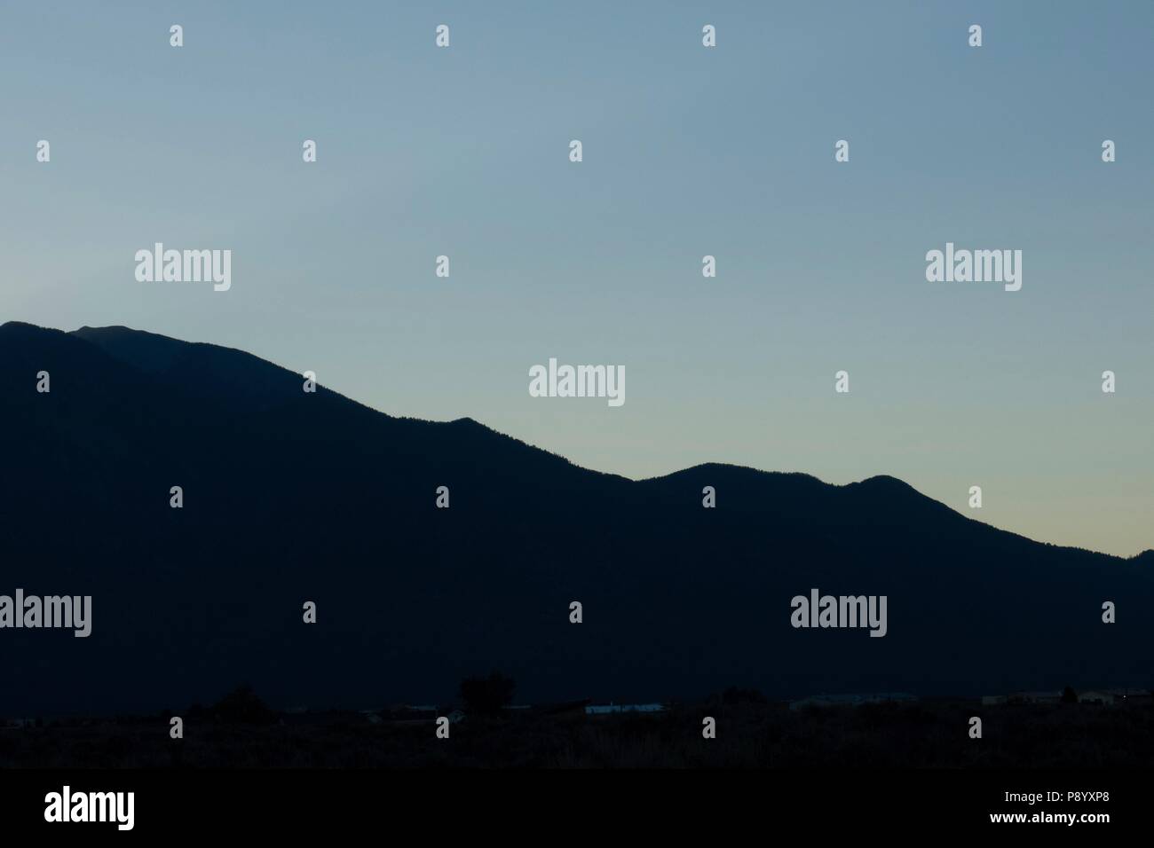 Aube sur Taos Mountain dans la chaîne de montagnes Sangre de Cristo à Taos au Nouveau-Mexique Banque D'Images