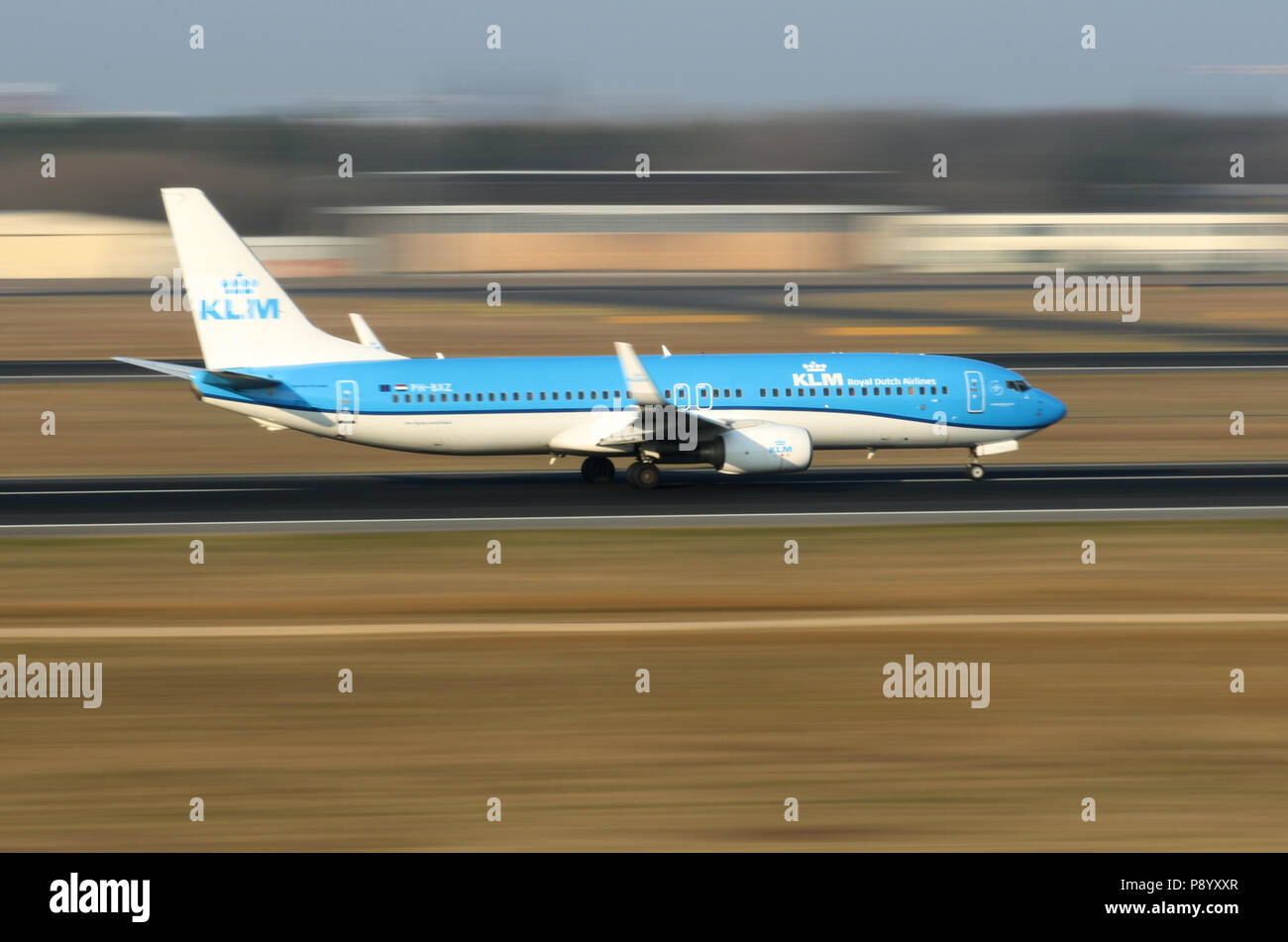 Berlin, Allemagne, Boeing 737 de la compagnie aérienne KLM sur la piste de l'aéroport Berlin-Tegel Banque D'Images