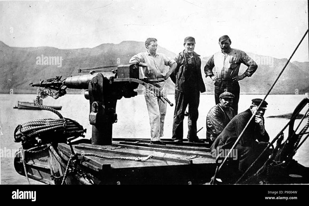 . 320 Groupe d'hommes debout à côté d'harpoon à bord de baleinier, Alaska, nd (47) COBB Banque D'Images