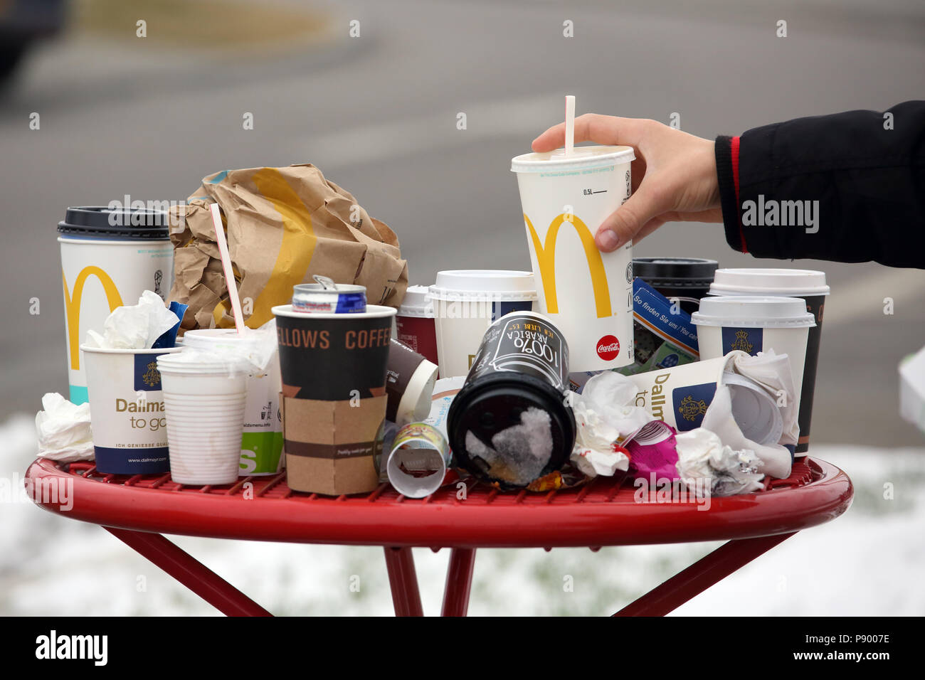 Kurort Altenberg, Allemagne, videz les tasses à café, boissons, boîtes et papier froissé canards sur une aire de repos le tableau Banque D'Images
