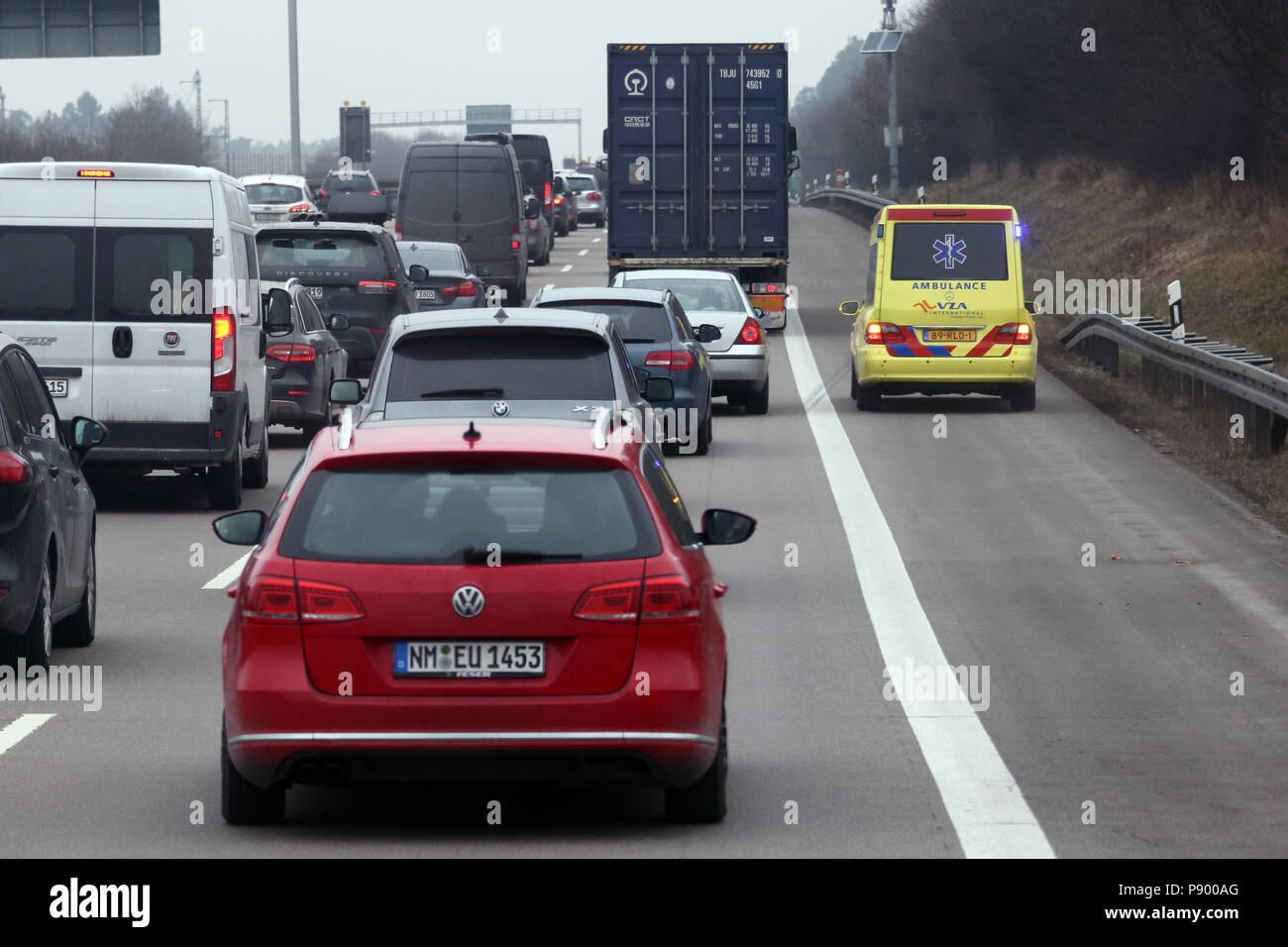 Nuremberg, Allemagne, ambulance néerlandais sur les lecteurs de la bande de circulation de l'A9 passé un embouteillage Banque D'Images