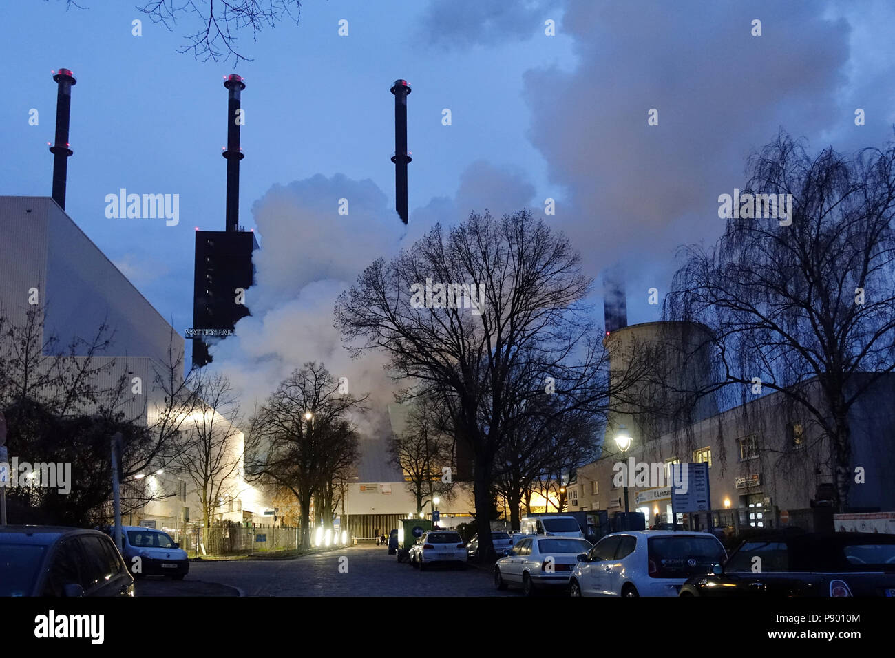 Berlin, Allemagne, les nuages de vapeur à la Heizkraftwerk Lichterfelde à l'aube Banque D'Images
