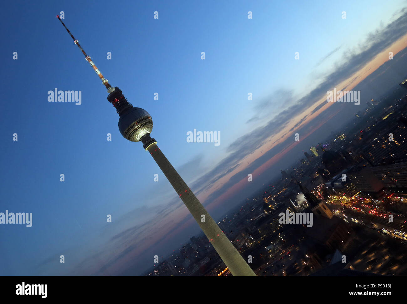 Berlin, Allemagne, la tour de télévision de Berlin dans la soirée Banque D'Images
