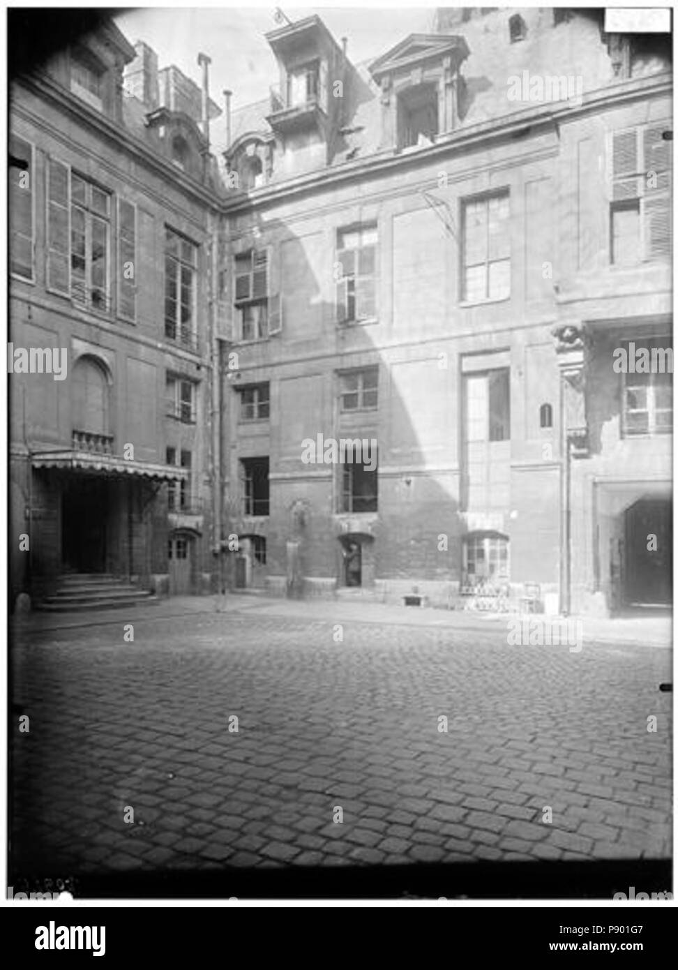 334 Hôtel de Lauzun ou l'hôtel de Pimodan - Vue de la cour - Paris 04 - Médiathèque de l'architecture et du patrimoine - APMH00037602 Banque D'Images