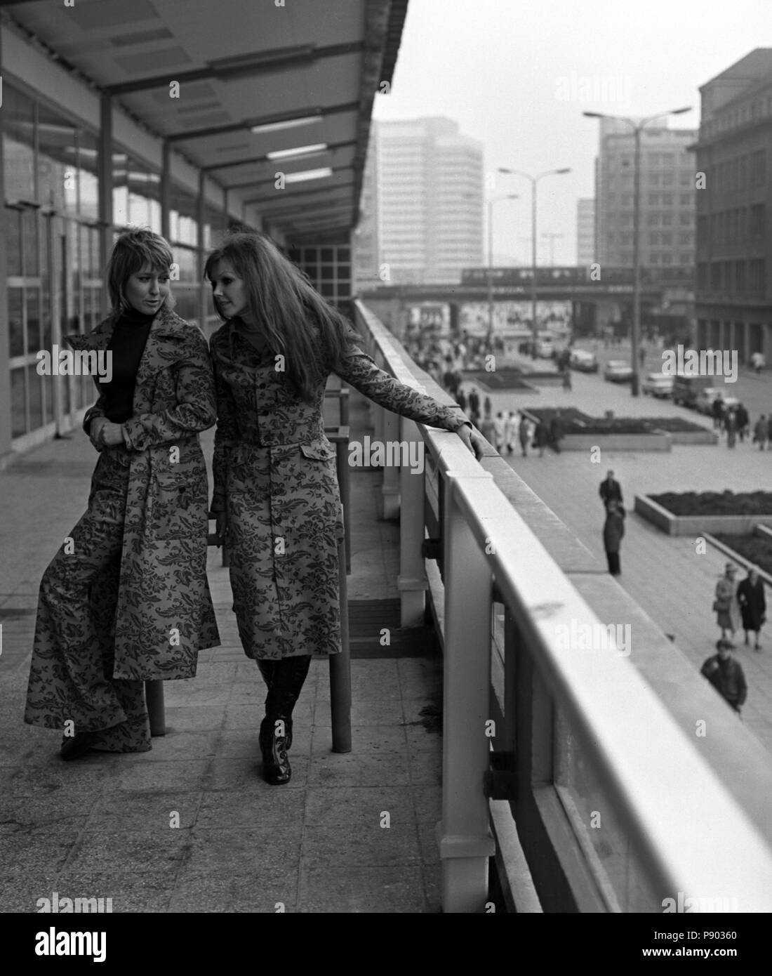 Berlin, RDA, les jeunes femmes portent la dernière mode d'automne dans la ville Banque D'Images