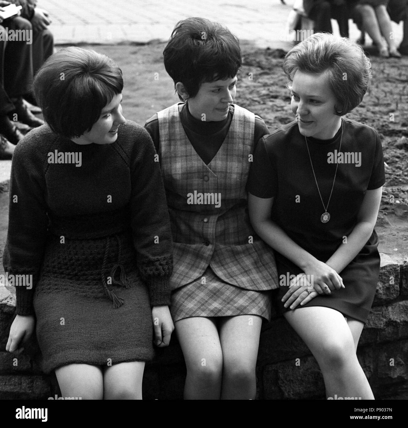 Berlin, RDA, les jeunes femmes parlent Banque D'Images