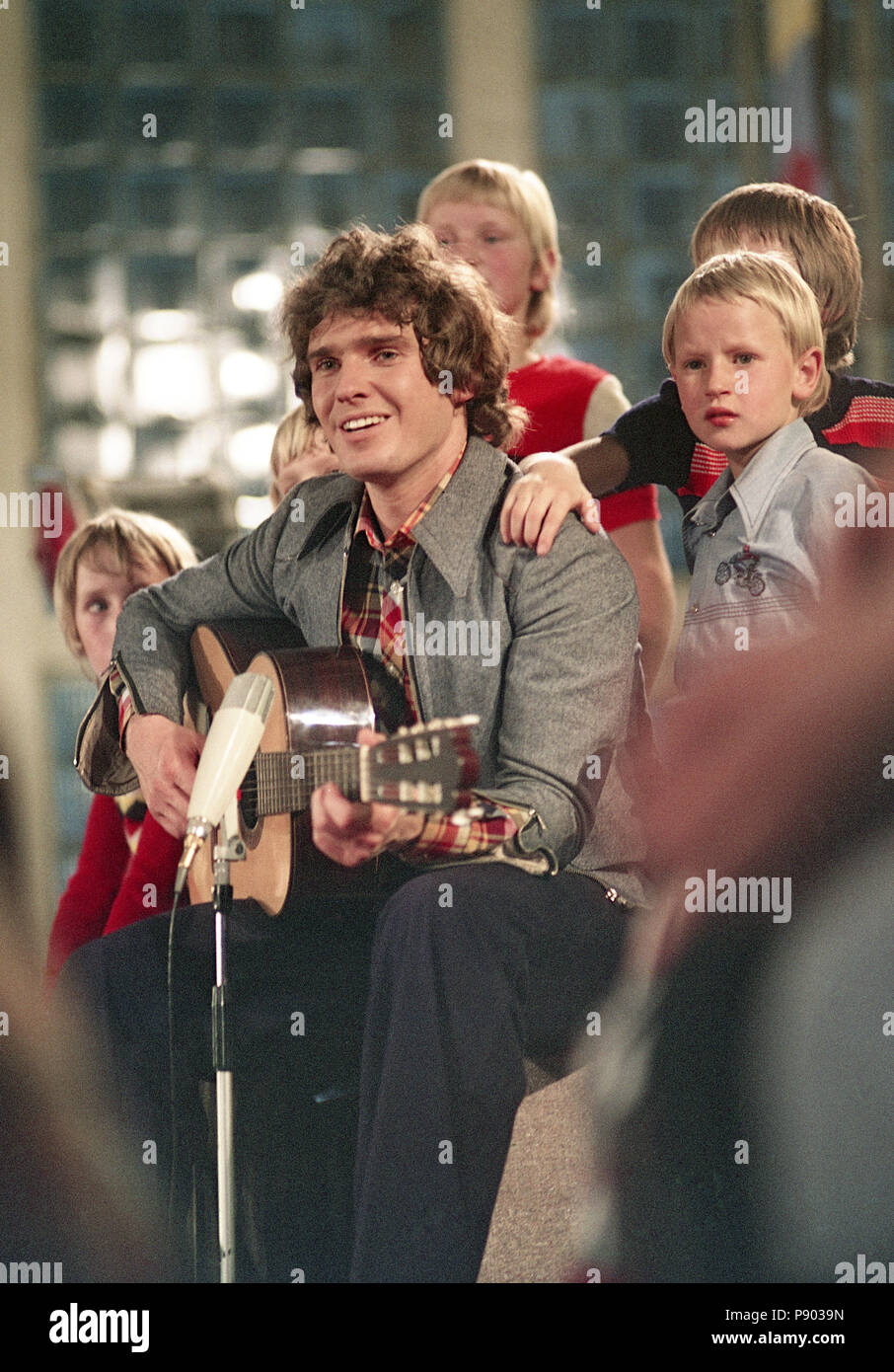 Berlin, RDA, musicien Frank Schoebel chante avec un groupe d'enfants de l'enregistrement des chansons allons, nous peindre un soleil Banque D'Images