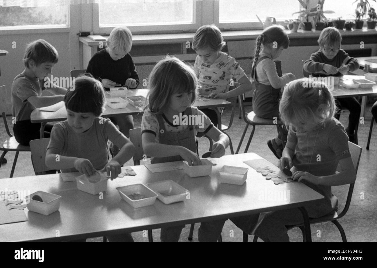 Berlin, DDR, les enfants dans une école maternelle Banque D'Images