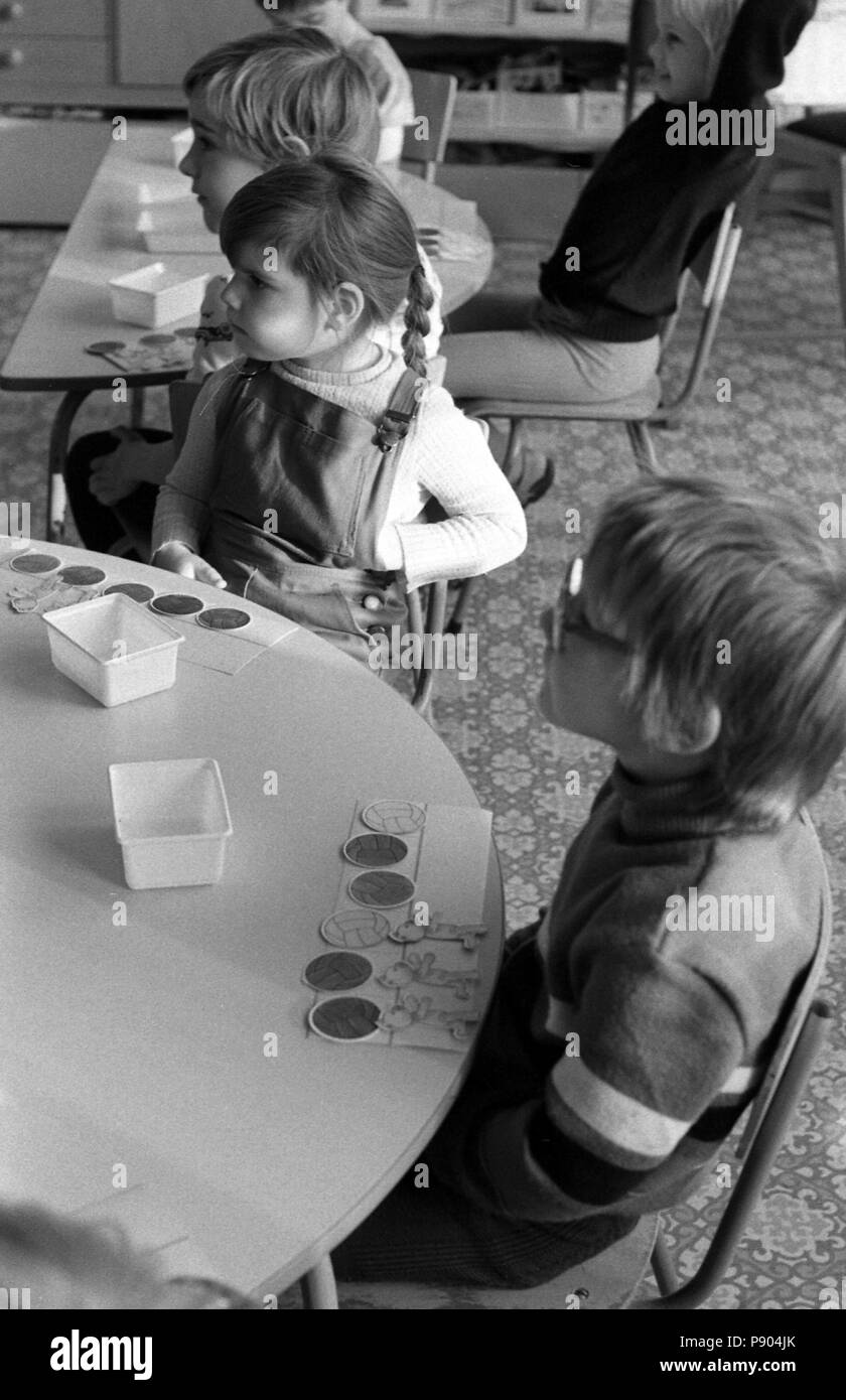 Berlin, DDR, les enfants dans une école maternelle Banque D'Images