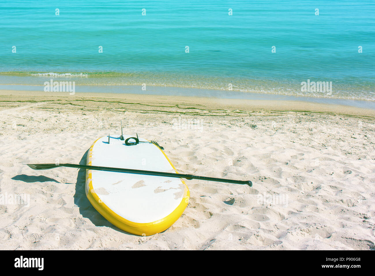 Conseil Sup par la mer. Paddle board Banque D'Images