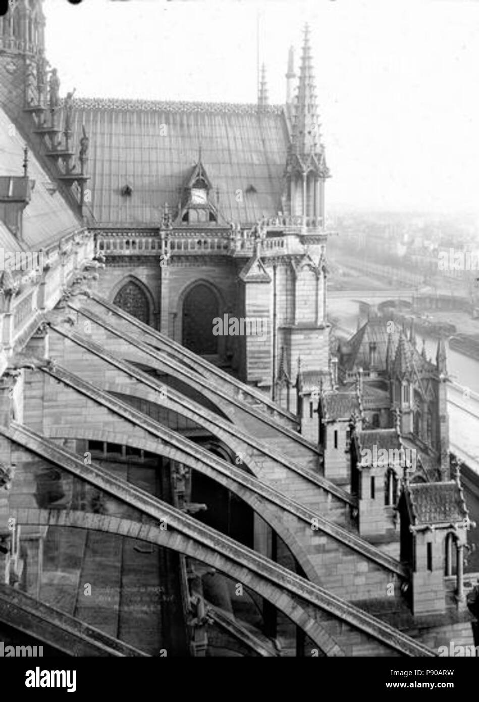 77 Cathédrale Notre-Dame - arcs-boutants de la nef et partie supérieure du transept, au nord - Paris - Médiathèque de l'architecture et du patrimoine - APMH00023900 Banque D'Images