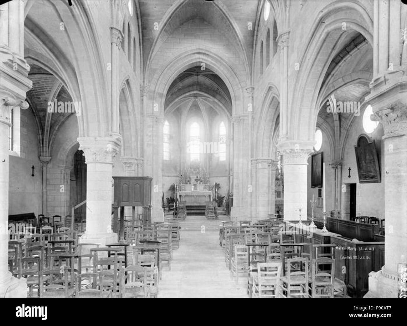 268 Eglise Saint-Etienne - Nef, vue de l'entrée - Mareil-Marly - Médiathèque de l'architecture et du patrimoine - APMH00023922 Banque D'Images