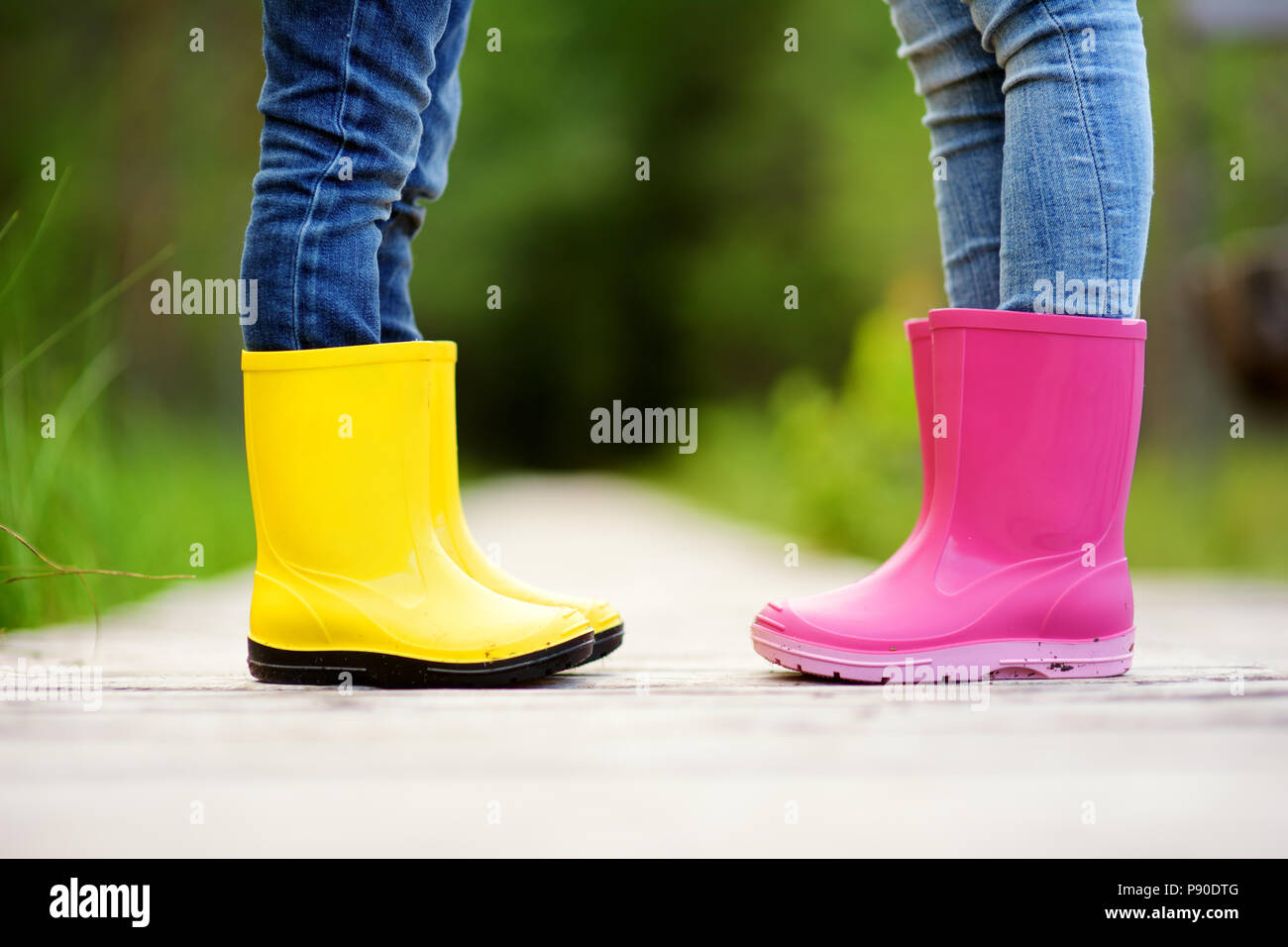 Close up of kids les jambes dans des bottes Wellington Banque D'Images