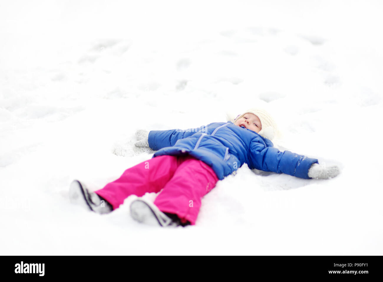 Funny little girl in belle winter park Banque D'Images