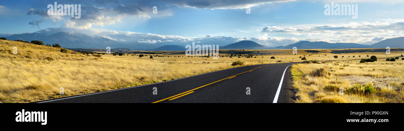 Belle route ondulées sans fin dans la région de désert de l'Arizona, USA Banque D'Images