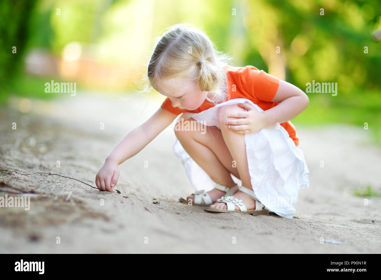 Adorable petite fille attraper peu babyfrogs sur belle journée d'été en forêt Banque D'Images