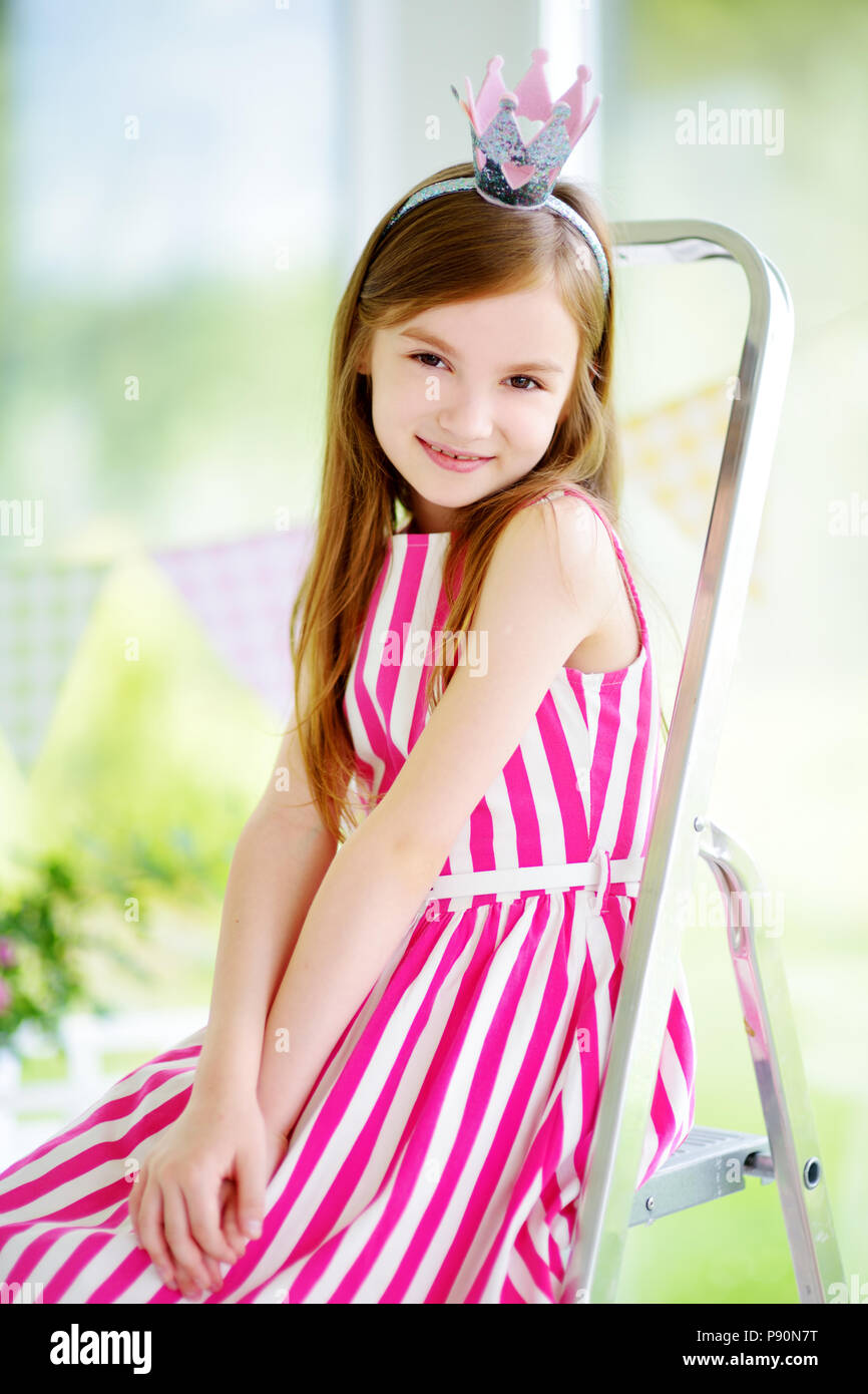 Portrait de l'adorable petite fille portant une belle robe et princess tiara Banque D'Images