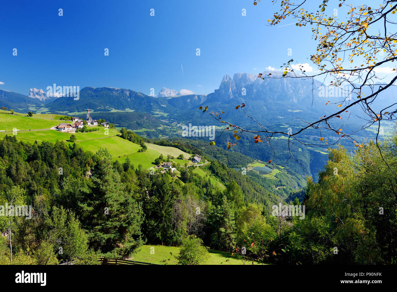 Vue panoramique du petit village alpin situé dans le Tyrol du Sud, Renon/Ritten, région de l'Italie. De belles montagnes rocheuses sur un arrière-plan. Banque D'Images