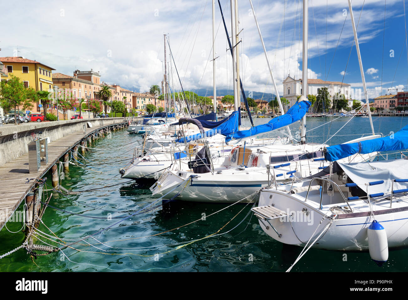 Belles vues de Toscolano-Maderno, une commune italienne de la côte ouest du lac de Garde, dans la province de Brescia dans la région de Lombardie, Italie Banque D'Images