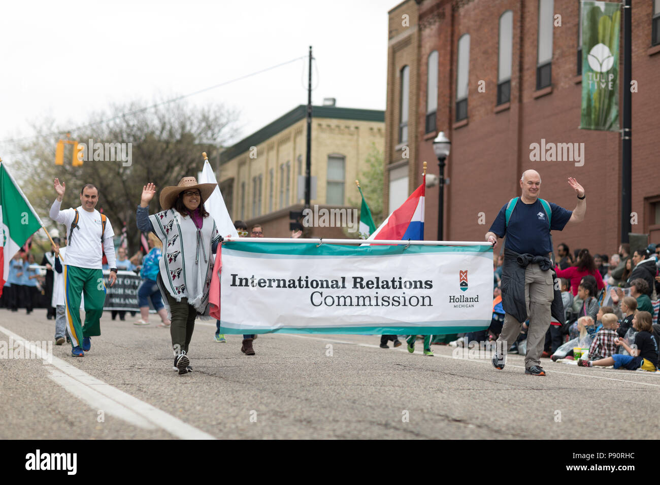 Holland, Michigan, USA - 12 mai 2018 Les membres de la commission des relations internationales Holland Michigan à la Muziek Parade, pendant le Temps des tulipes Fe Banque D'Images