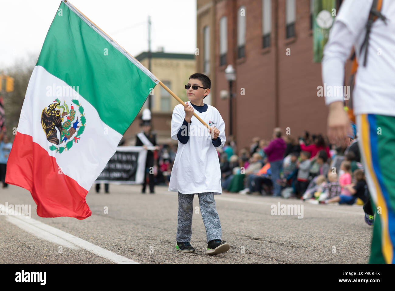 Holland, Michigan, USA - Mai 12, 2018 enfant porte le drapeau mexicain au Muziek Parade, pendant le Festival Le Temps des tulipes Banque D'Images