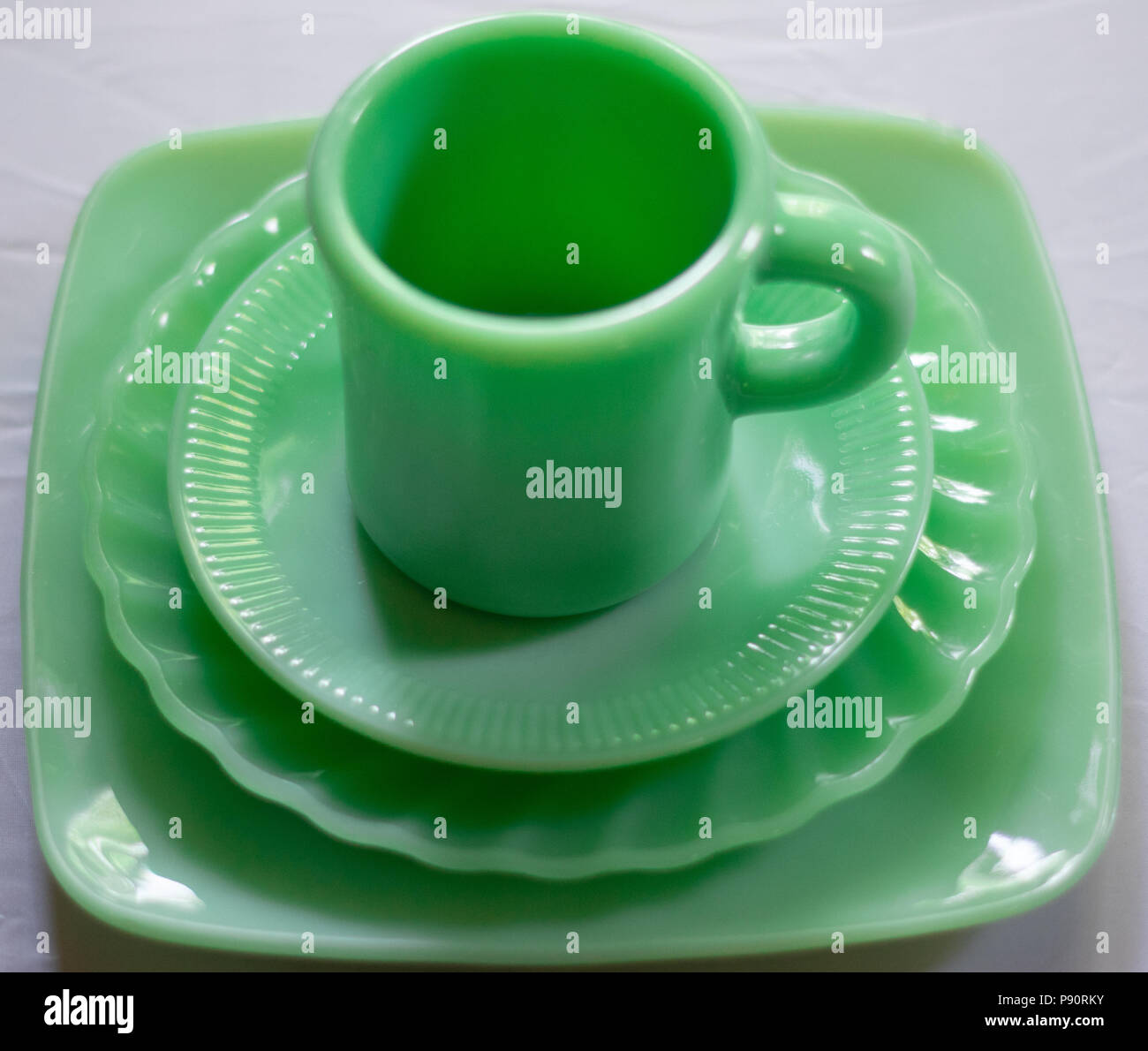 Fire King Vintage Verre Jade tasse et soucoupes à partir de l'angle de côté  Photo Stock - Alamy