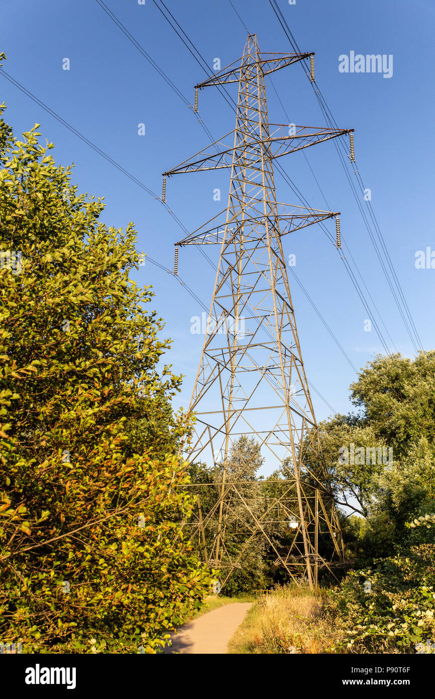 La tour de transmission de puissance ou d'électricité pylône la réalisation de lignes à haute tension au-dessus. Cette structure est utilisée dans toute l'Angleterre, Grande-Bretagne un Banque D'Images