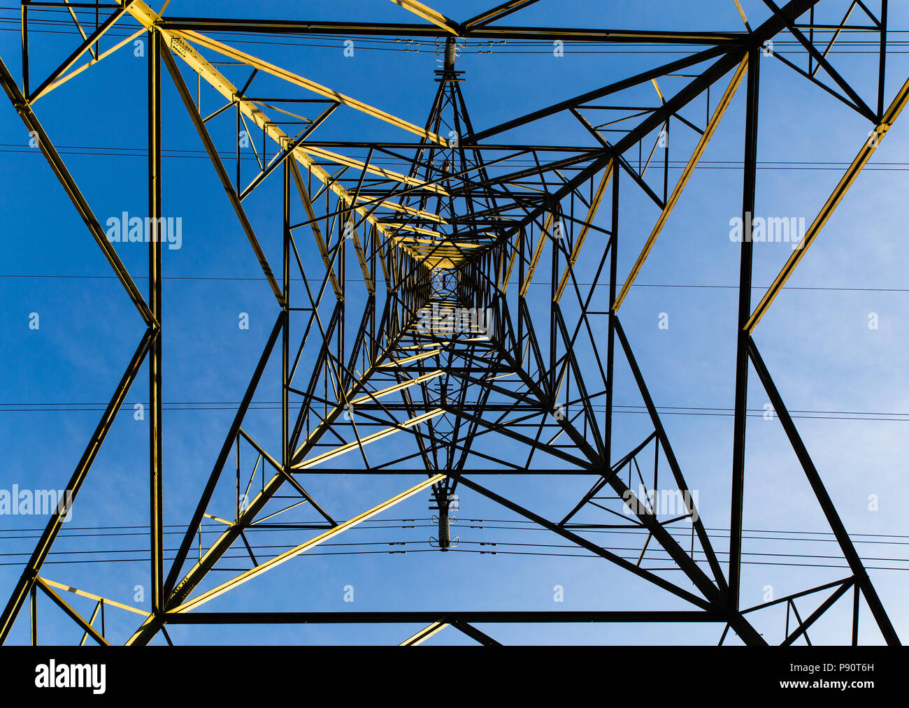 La tour de transmission de puissance ou d'électricité pylône la réalisation de lignes à haute tension au-dessus. Cette structure est utilisée dans toute l'Angleterre, Grande-Bretagne un Banque D'Images