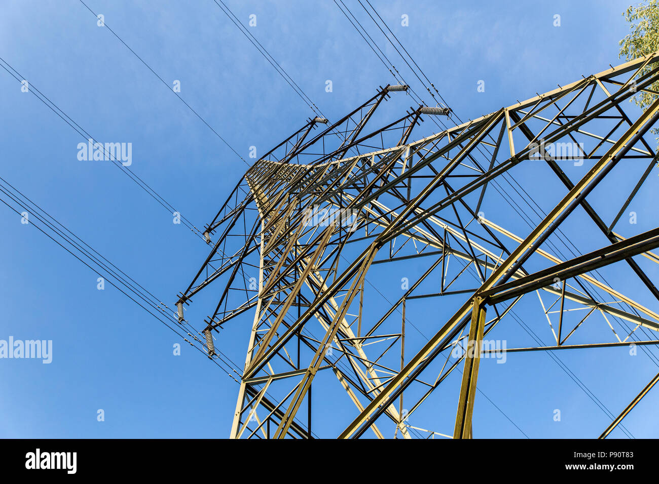 La tour de transmission de puissance ou d'électricité pylône la réalisation de lignes à haute tension au-dessus. Cette structure est utilisée dans toute l'Angleterre, Grande-Bretagne un Banque D'Images