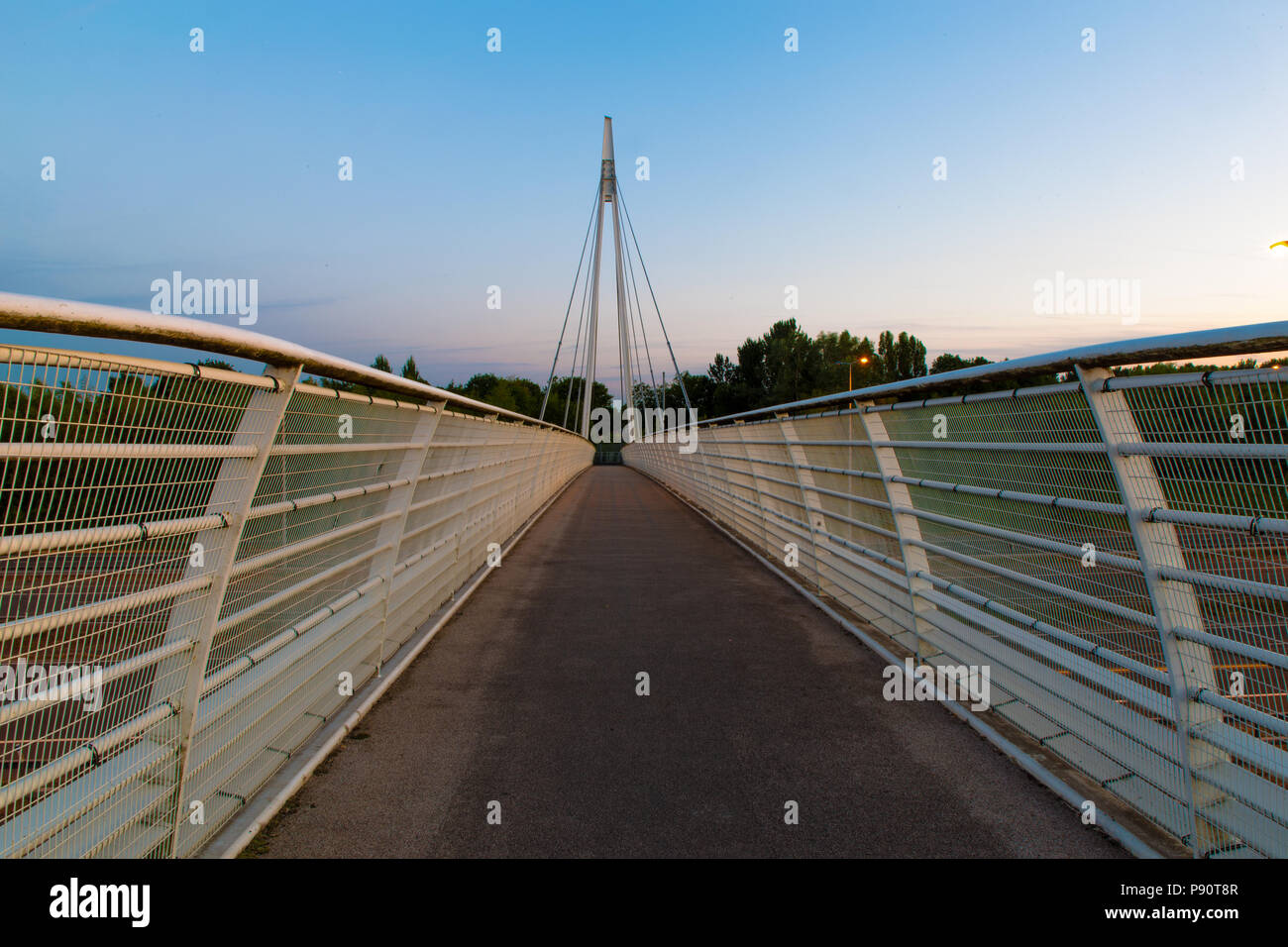 Le câble blanc passé la passerelle M60 à vendre Parc Aquatique, Greater Manchester, Angleterre, Royaume-Uni. Banque D'Images