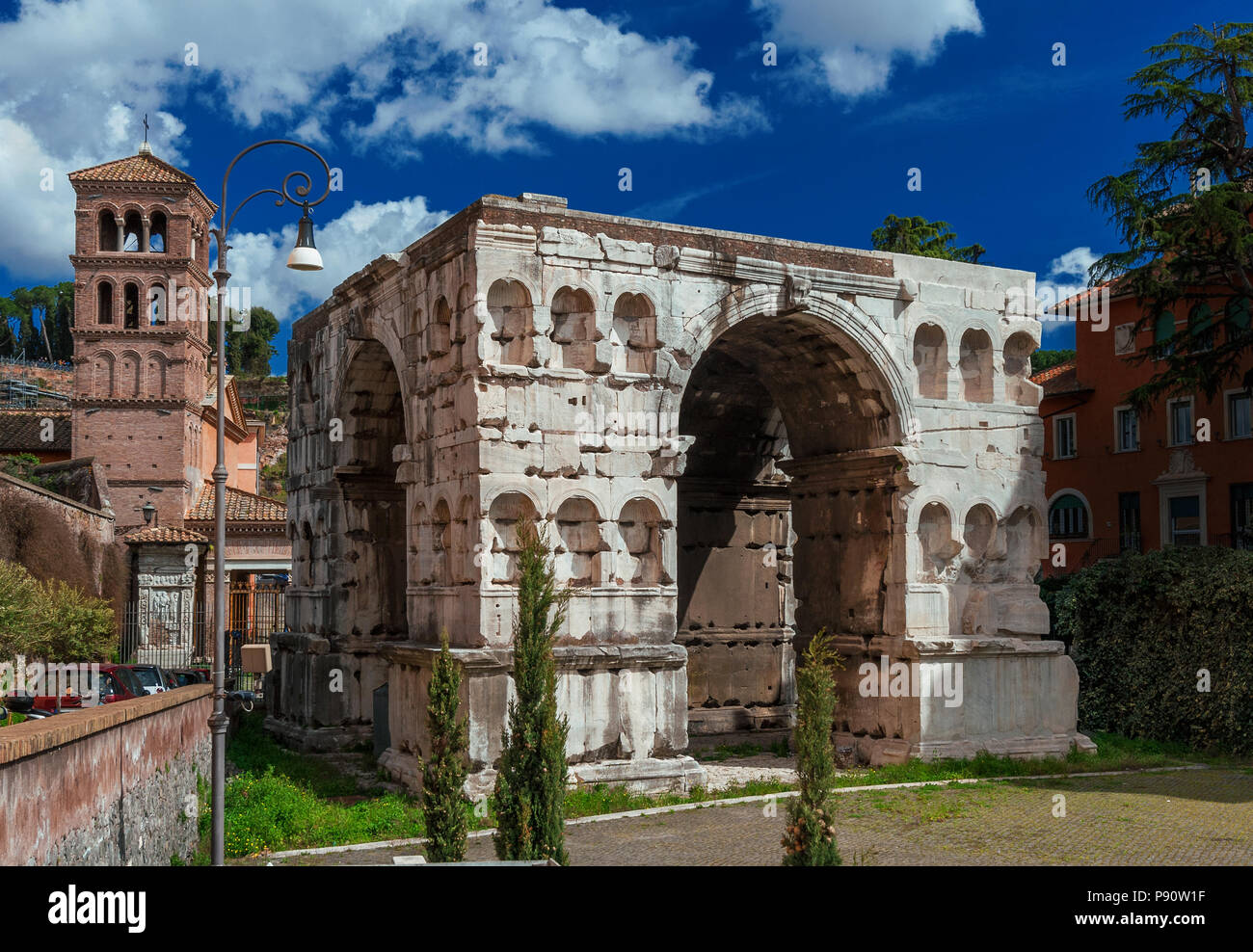 Ce qu'on appelle Arc de Janus ruines avec des nuages dans le centre historique de Rome Banque D'Images