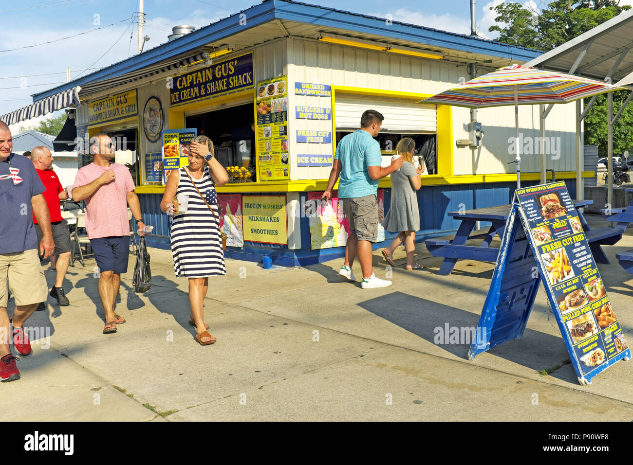 La canicule de juillet 2018 au nord-est de l'Ohio montre que les visiteurs de Genève-sur-le-Lac la sueur lors d'une promenade le long de la station balnéaire de console. Banque D'Images La canicule de juillet 2018 au nord-est de l'Ohio montre que les visiteurs de Genève-sur-le-Lac la sueur lors d'une promenade le long de la station balnéaire de console. Banque D'Images