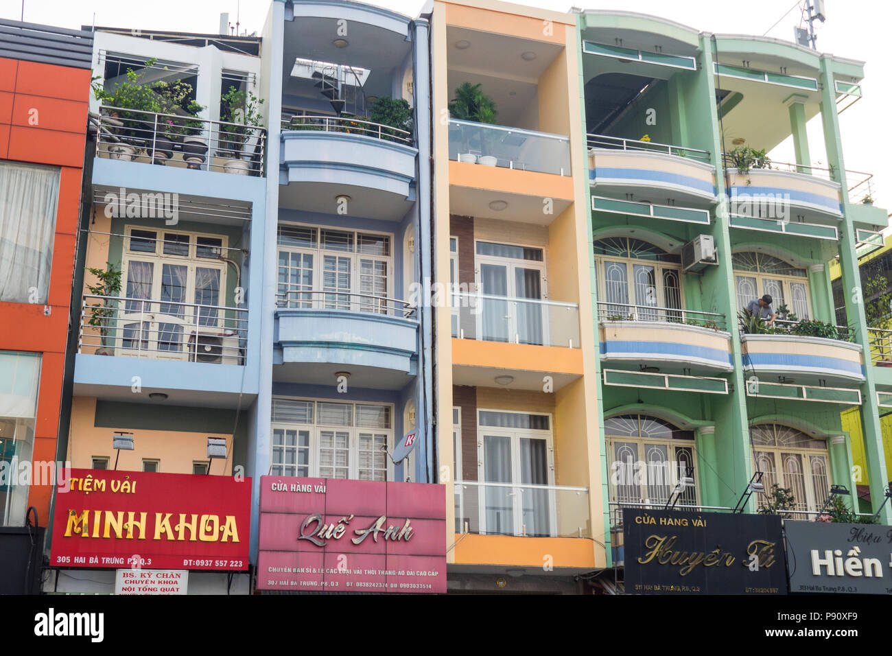 Façade pastel et d'un balcon sur Square Apartments à Ho Chi Minh City, Vietnam. Banque D'Images
