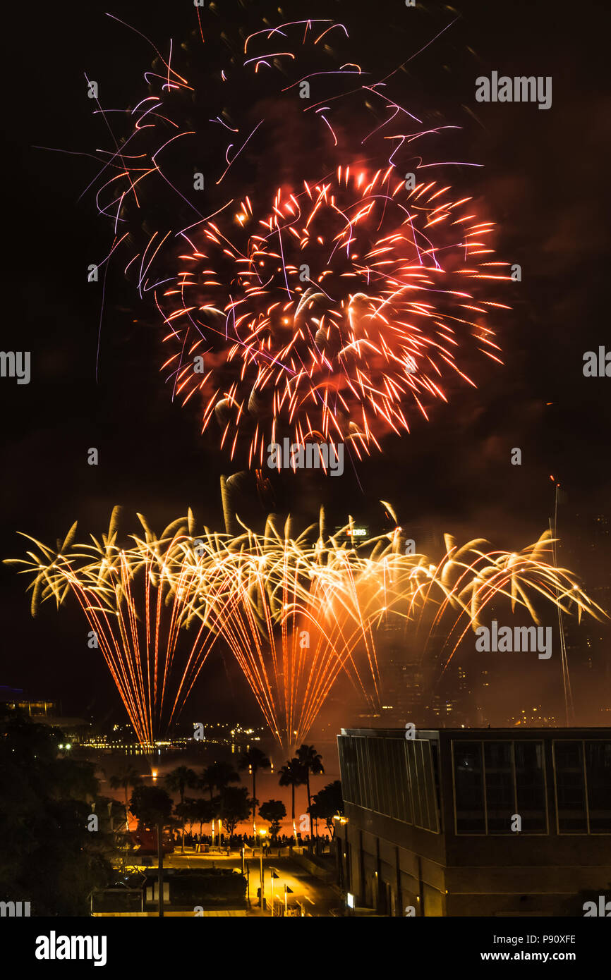 D'artifice sur fond de ciel sombre. Banque D'Images