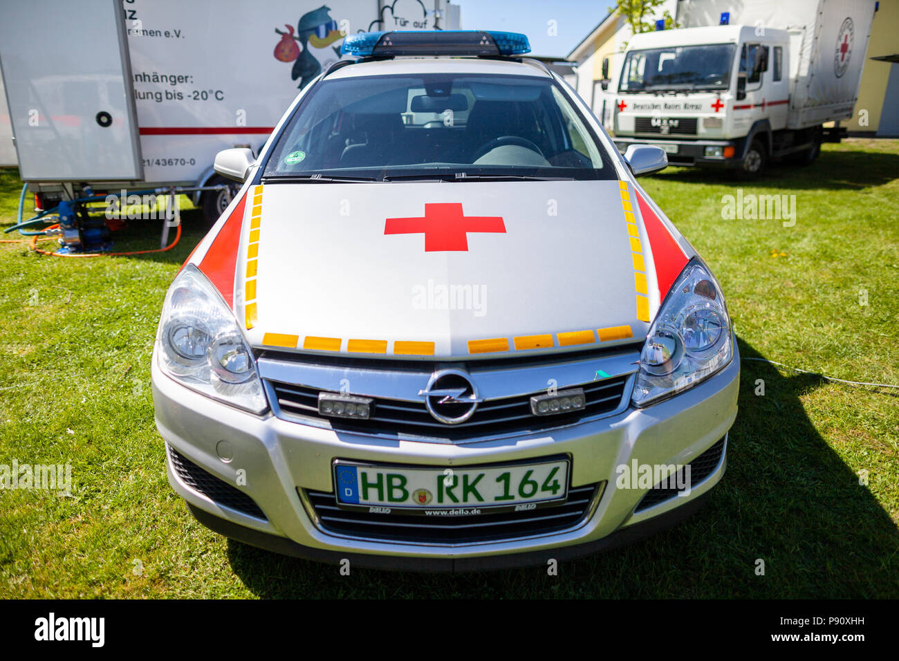 Hambourg / ALLEMAGNE - Mai 6, 2018 : voiture de médecin d'urgence allemand Deutsches Rotes Kreuz se tient sur une journée portes ouvertes. Banque D'Images