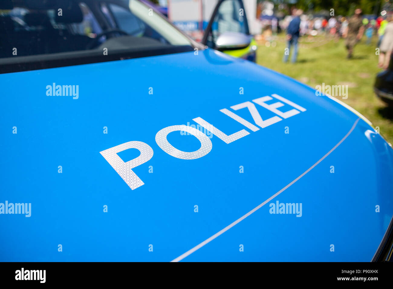 Polizei signe sur une voiture de police allemand. Polizei est le mot allemand pour la police. Banque D'Images