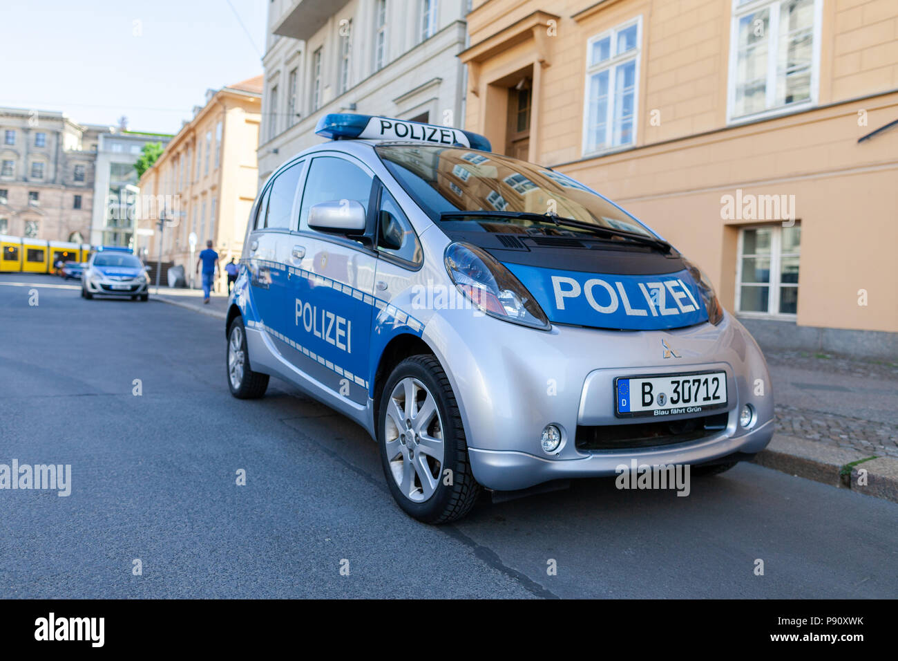 BERLIN / ALLEMAGNE - avril 29, 2018 : voiture de police allemand Electric, Mitsubishi MiEV se tient dans une rue de Berlin. Polizei est le mot allemand pour la police. Banque D'Images