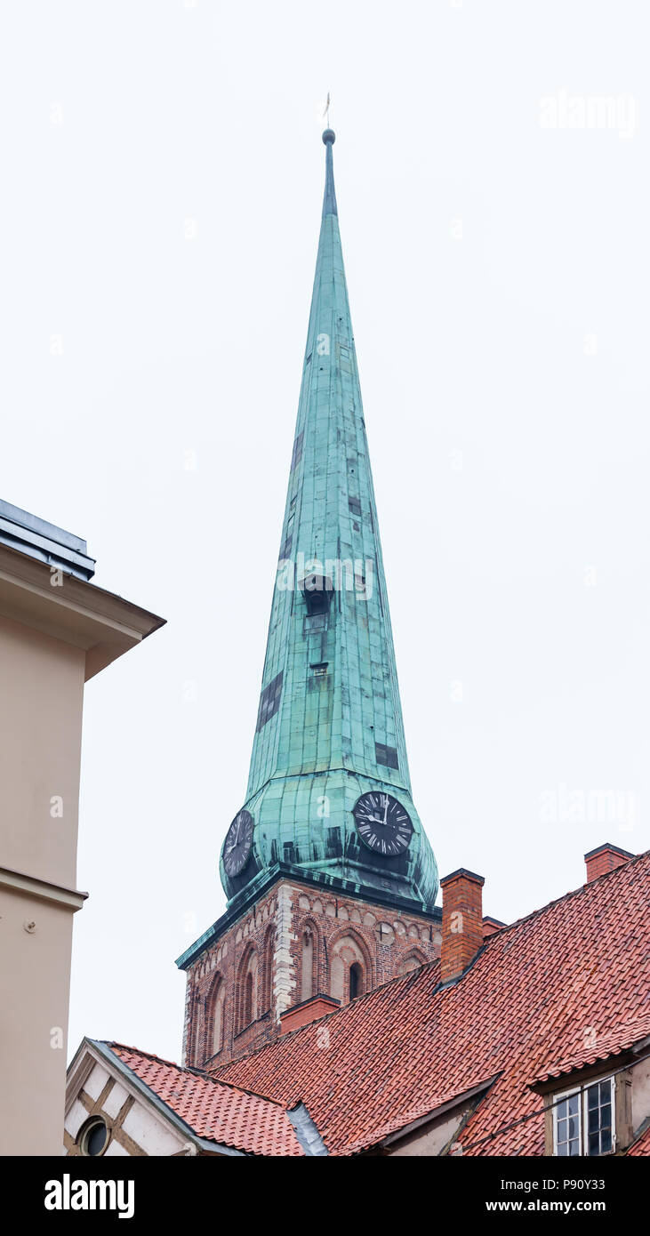 La vue sur les toits à la recherche vers l'église St Pierre à Riga, Latva. En 1997 l'église a été inscrite au patrimoine mondial de l'UNESCO. Banque D'Images